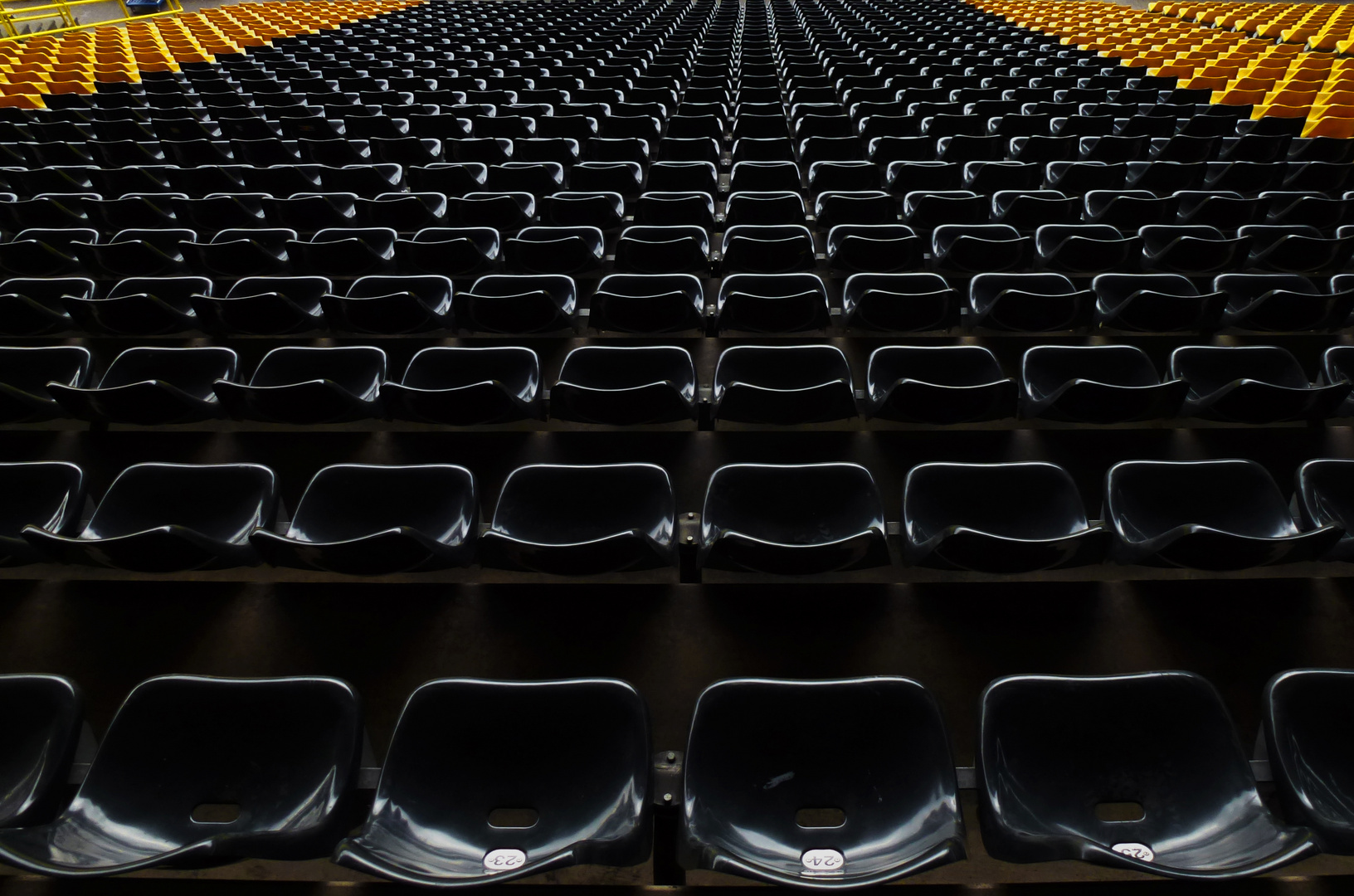 Stadionbestuhlung in den Vereinsfarben