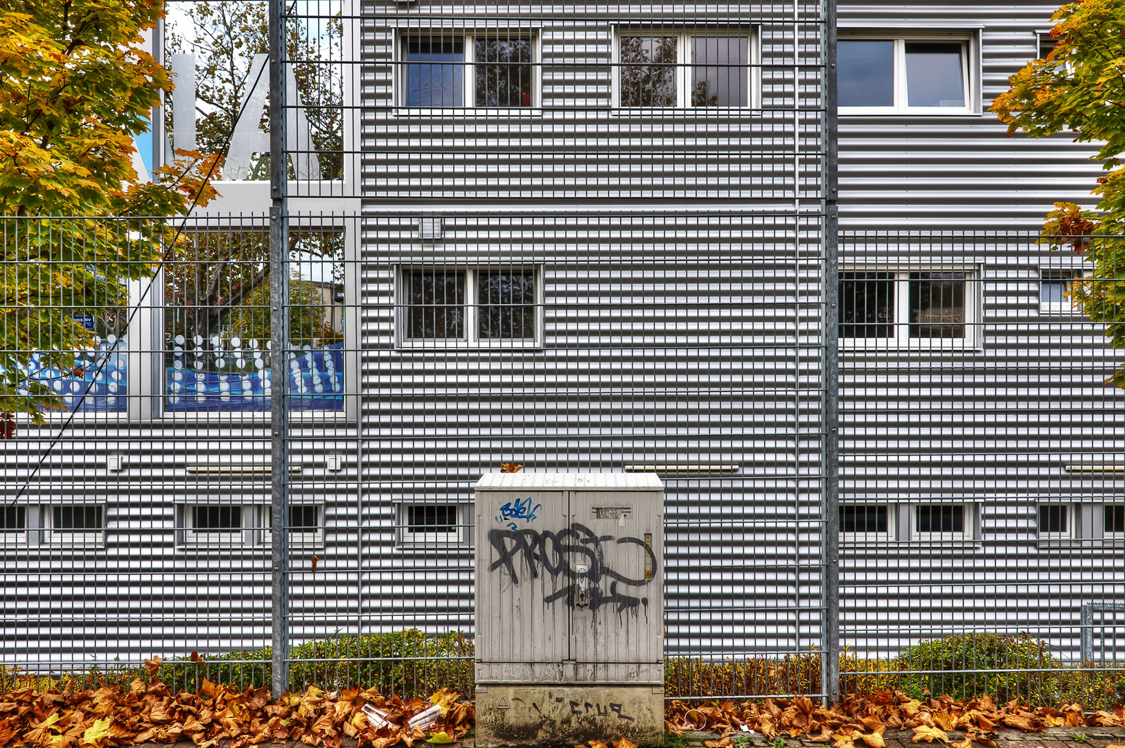 Stadionfassade und Bauzaun Wiesbaden