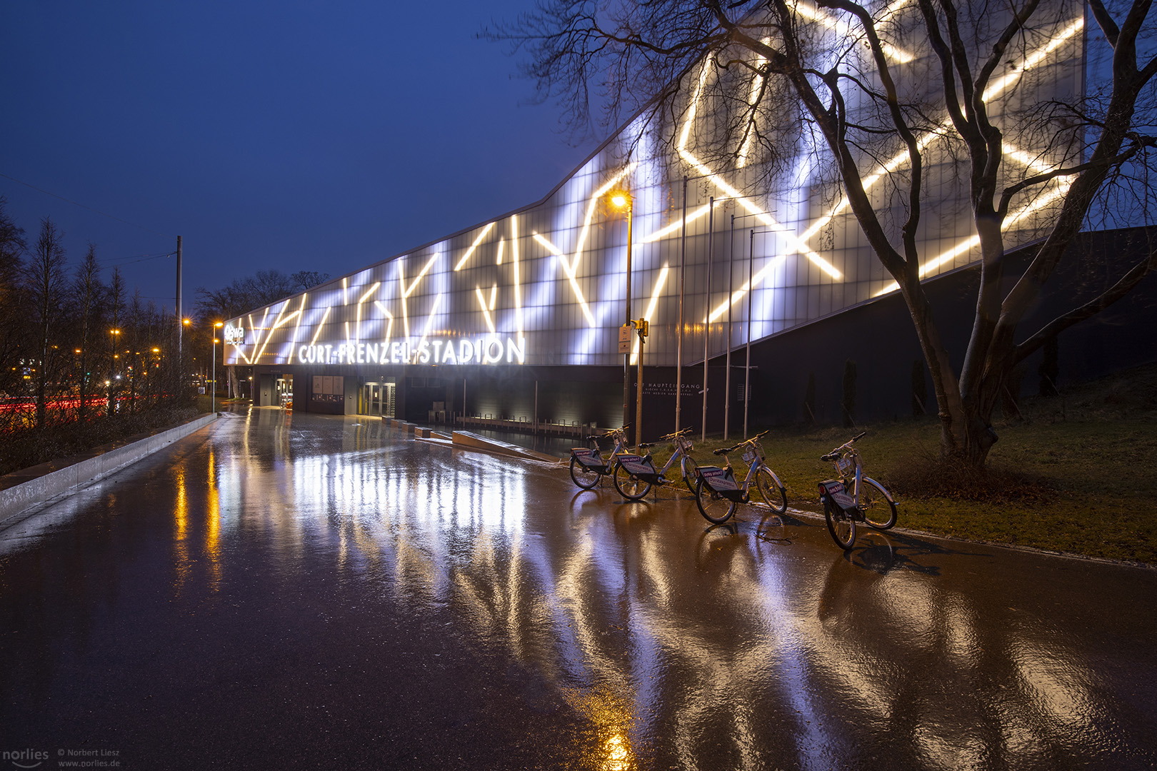 Stadionlichter bei Regen