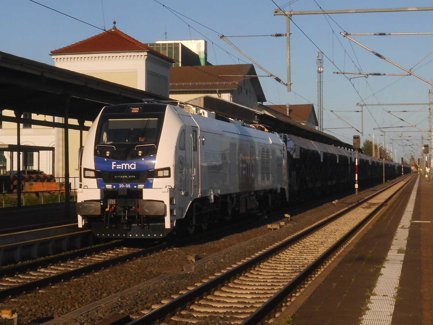 Stadler Eurodual im Nordhäuser Abendlicht.