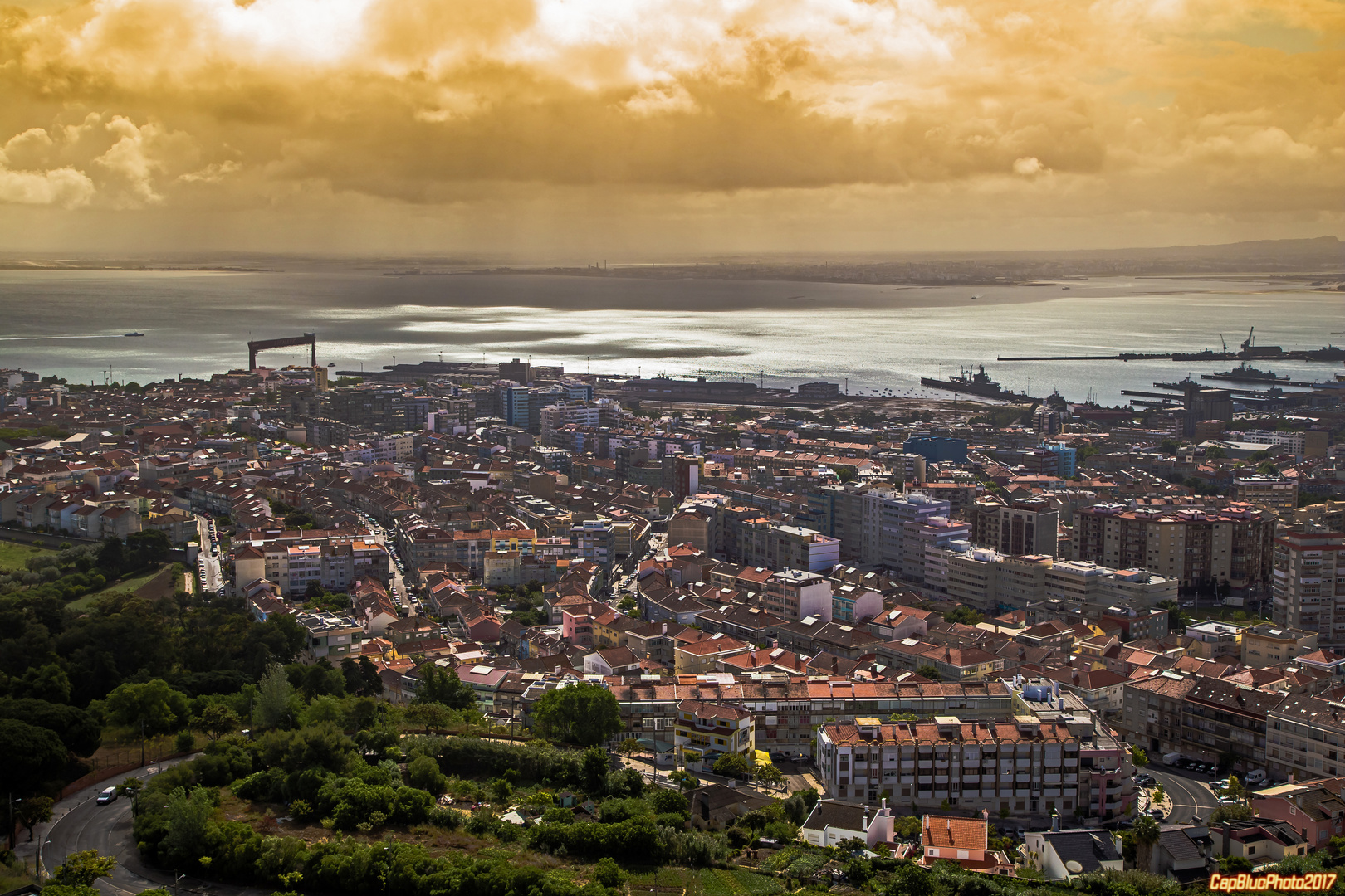 Stadt Almada mit Hafen