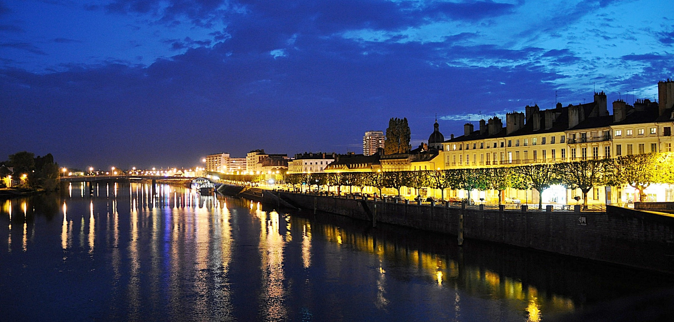 Stadt am Fluss