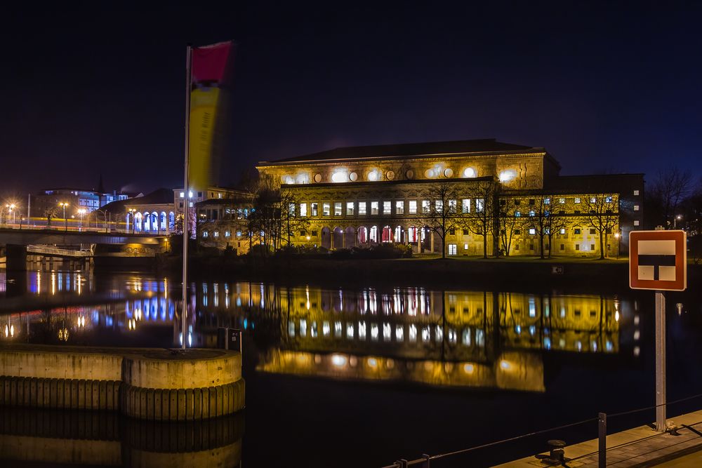 Stadt am Fluss - Hafeneinfahrt