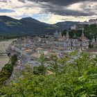 Stadt am Fluss mit Burg