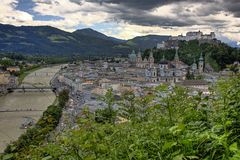 Stadt am Fluss mit Burg