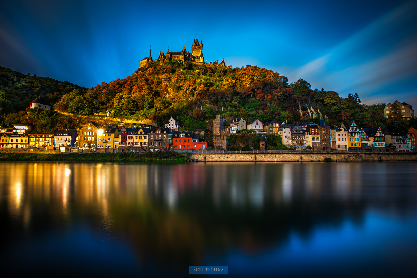 Stadt am Fluss mit Burgblick