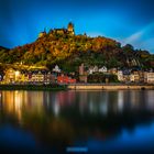 Stadt am Fluss mit Burgblick