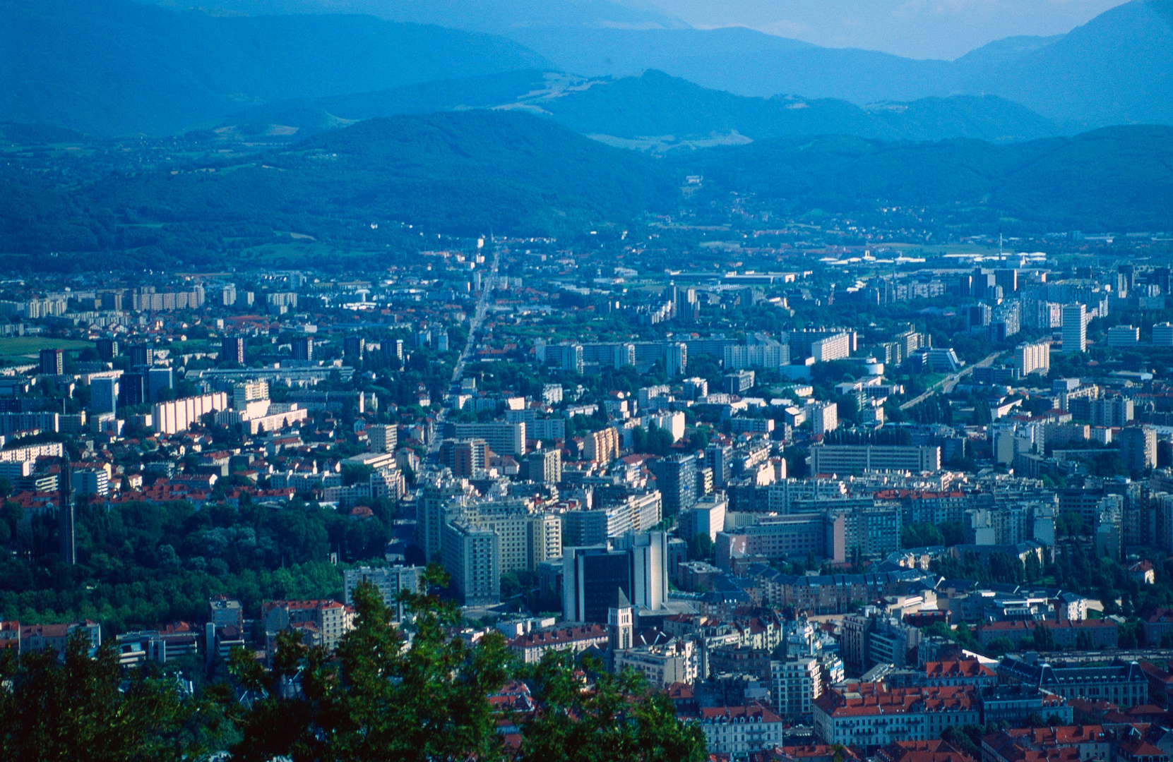 "Stadt am Fuß der blauen Berge"