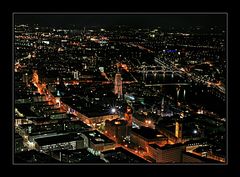 Stadt am Main bei Nacht