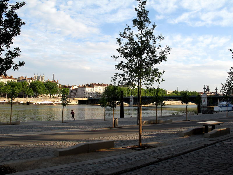 Stadt am Rhôneufer 2