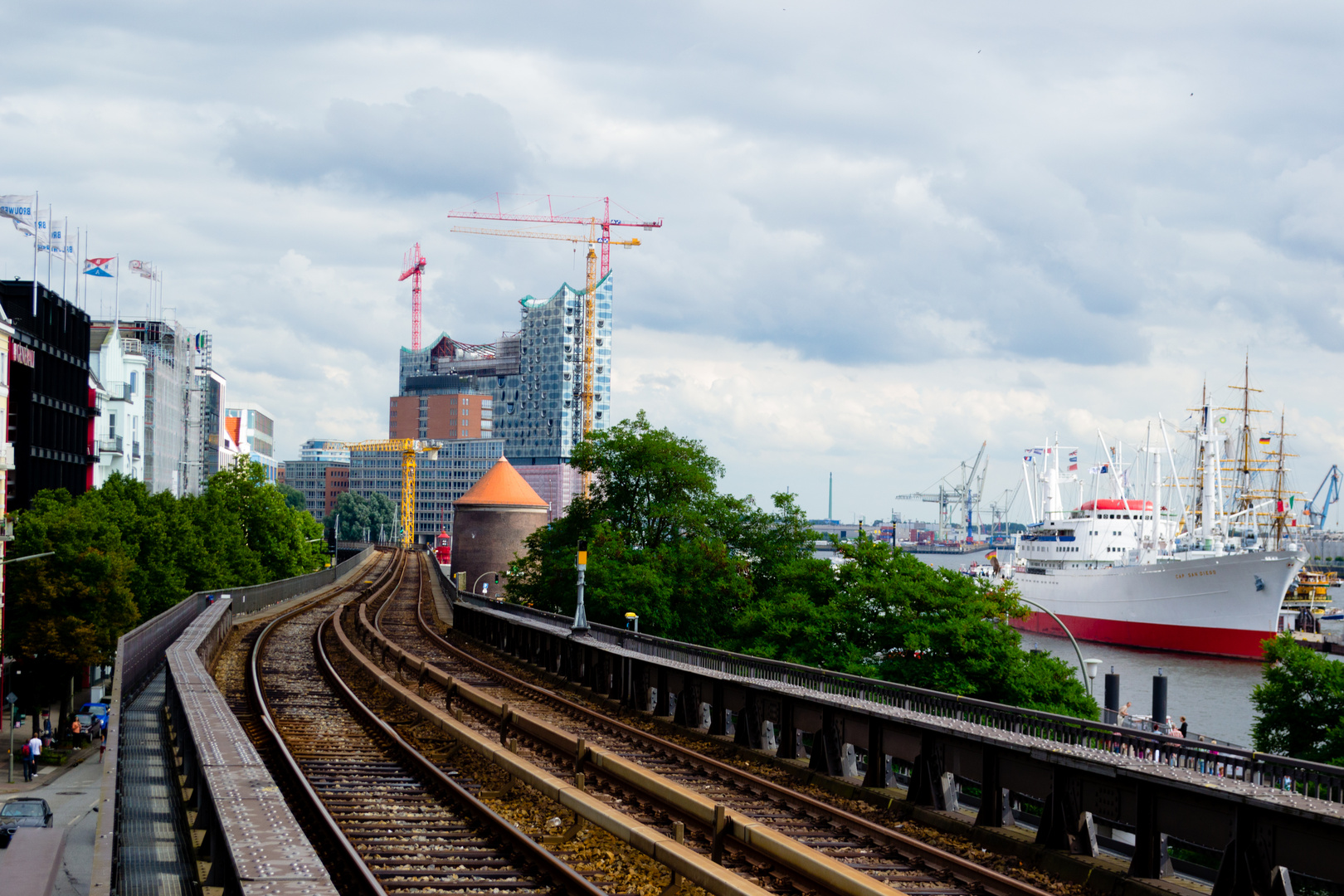 Stadt, Bahn, Fluss