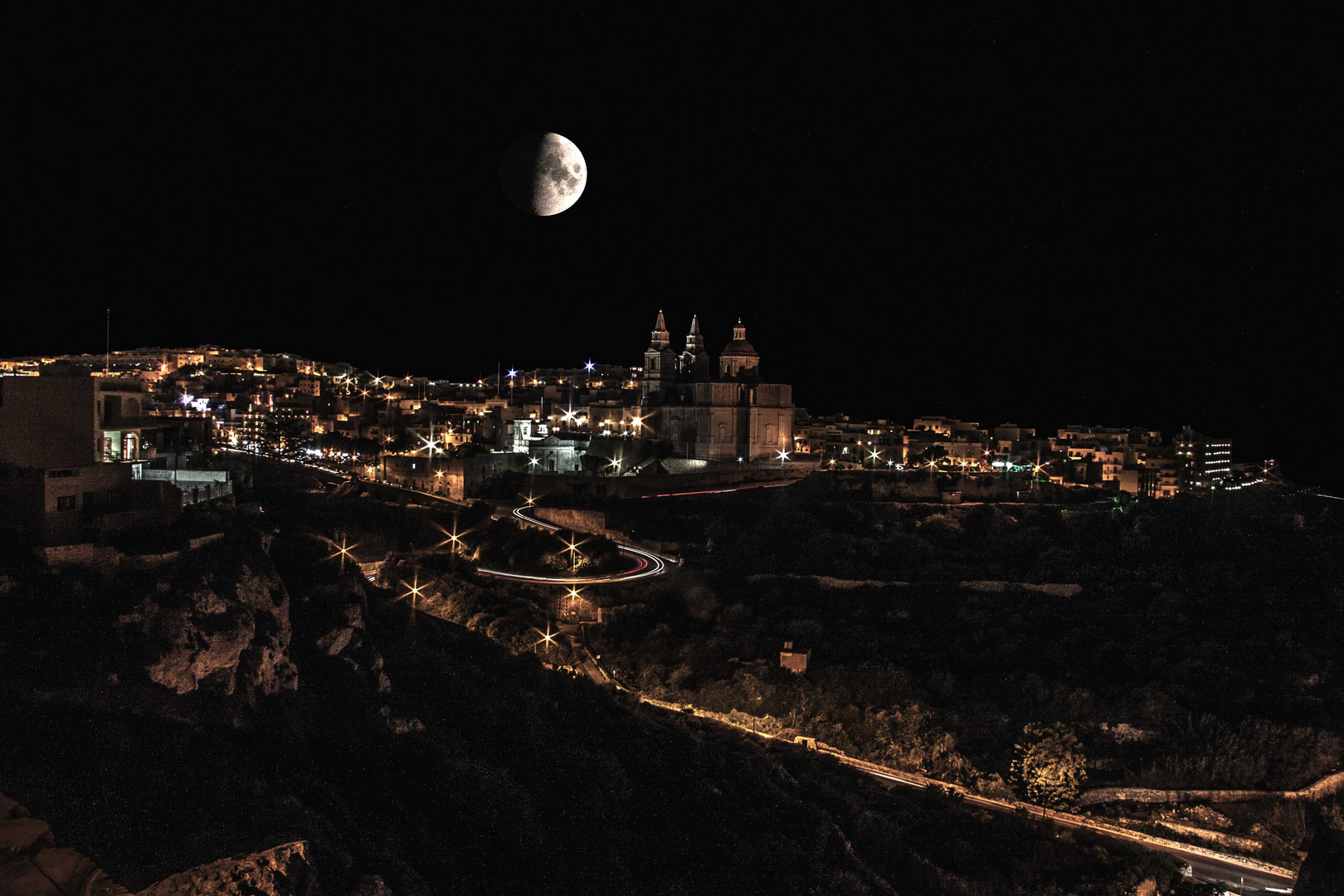 Stadt bei Mondlicht