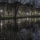 Stadt bei Nacht im Wasser