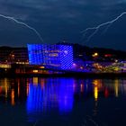 Stadt bei Nacht mit Gewitter