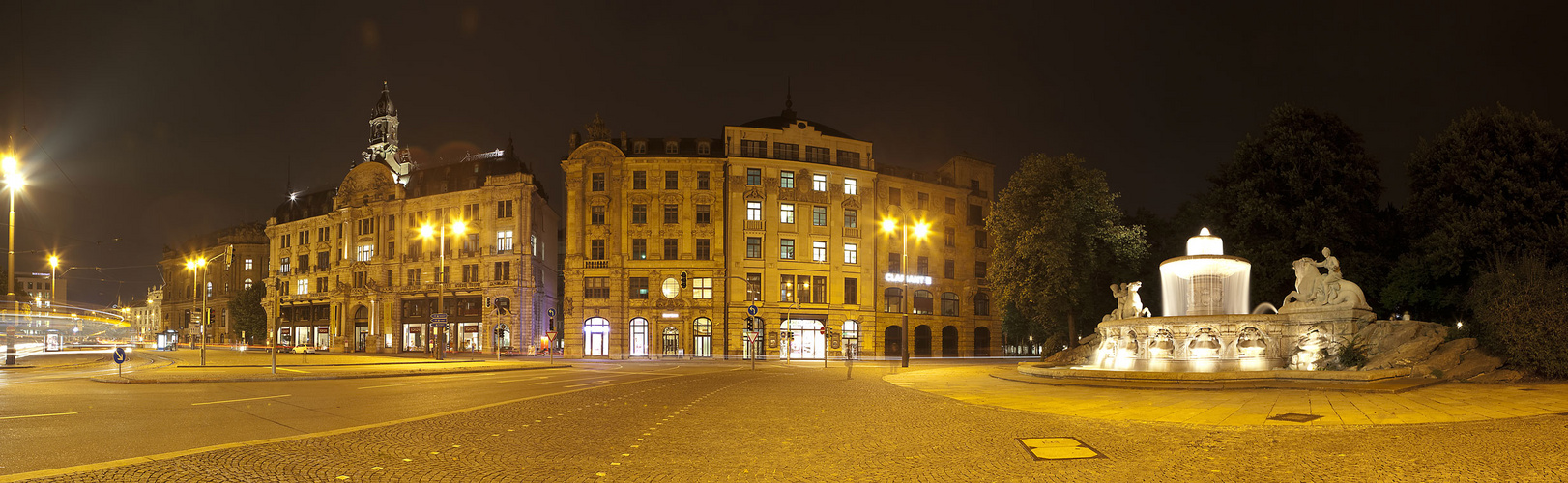 Stadt der Lichter - Lenbachplatz nachts in München