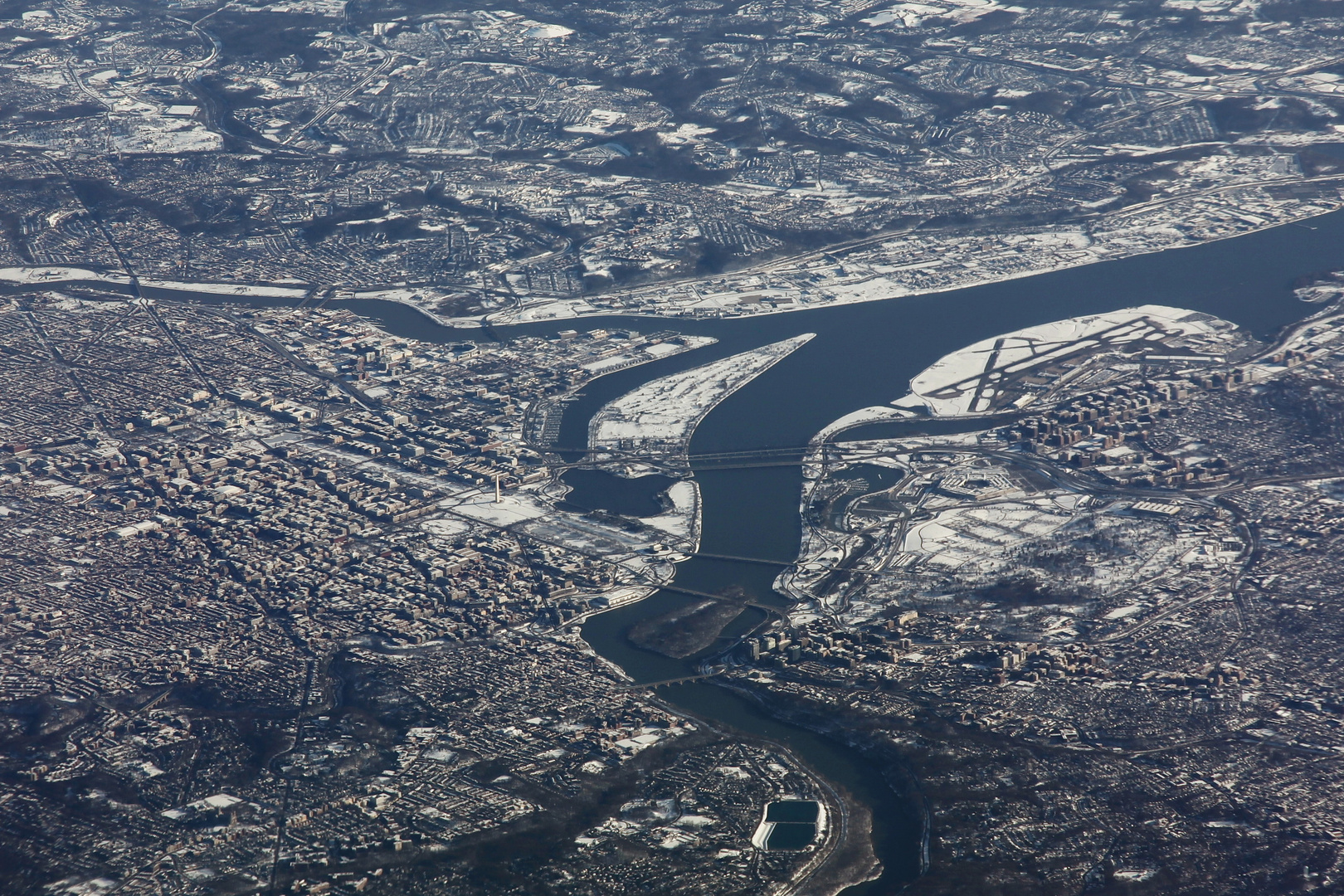 Stadt im Schnee am kalten Fluß.