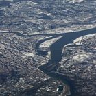 Stadt im Schnee am kalten Fluß.