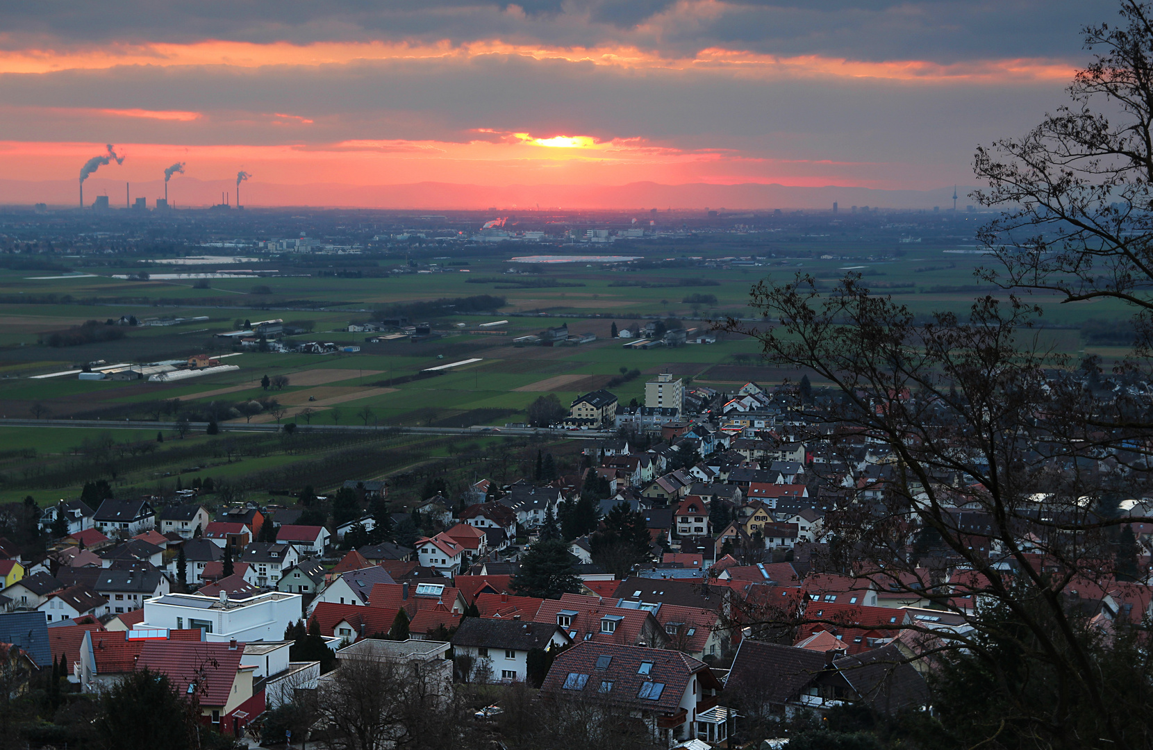 Stadt im Sonnenuntergang