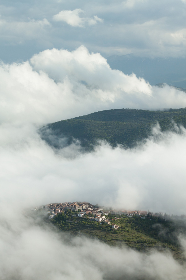 Stadt in den Wolken