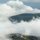 Stadt in den Wolken