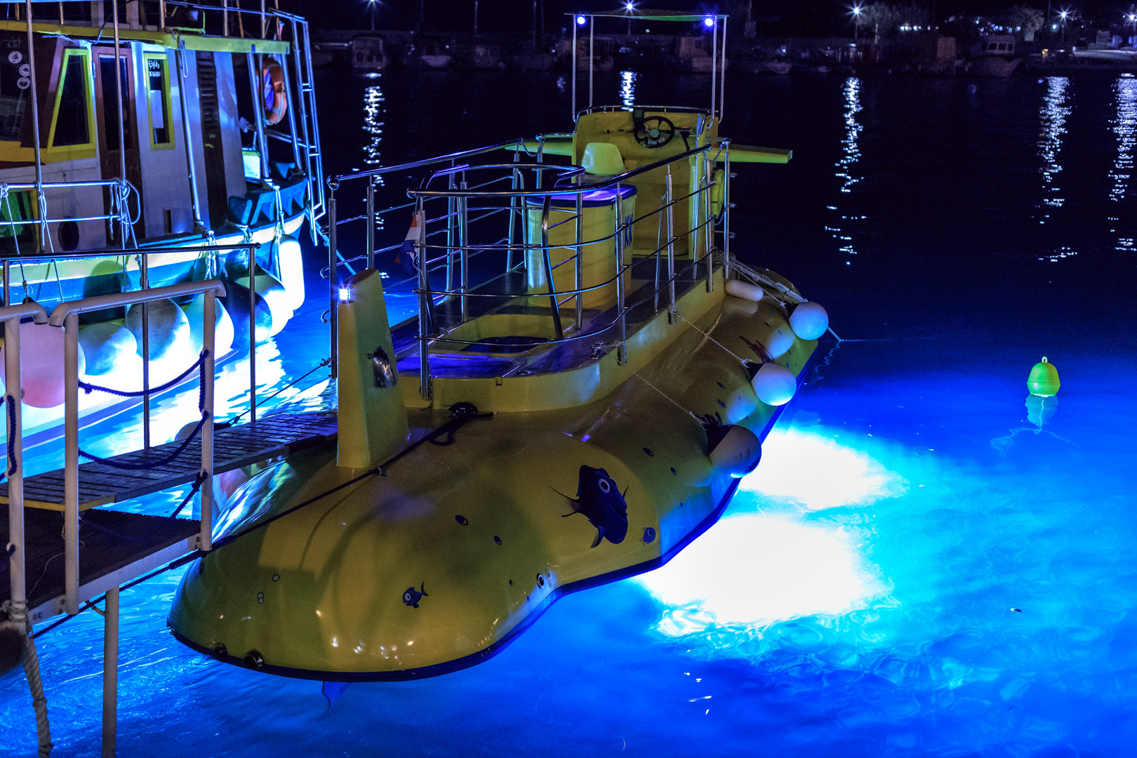 Stadt Krk - abends am Hafen / Einladung zur Unterwasserfahrt