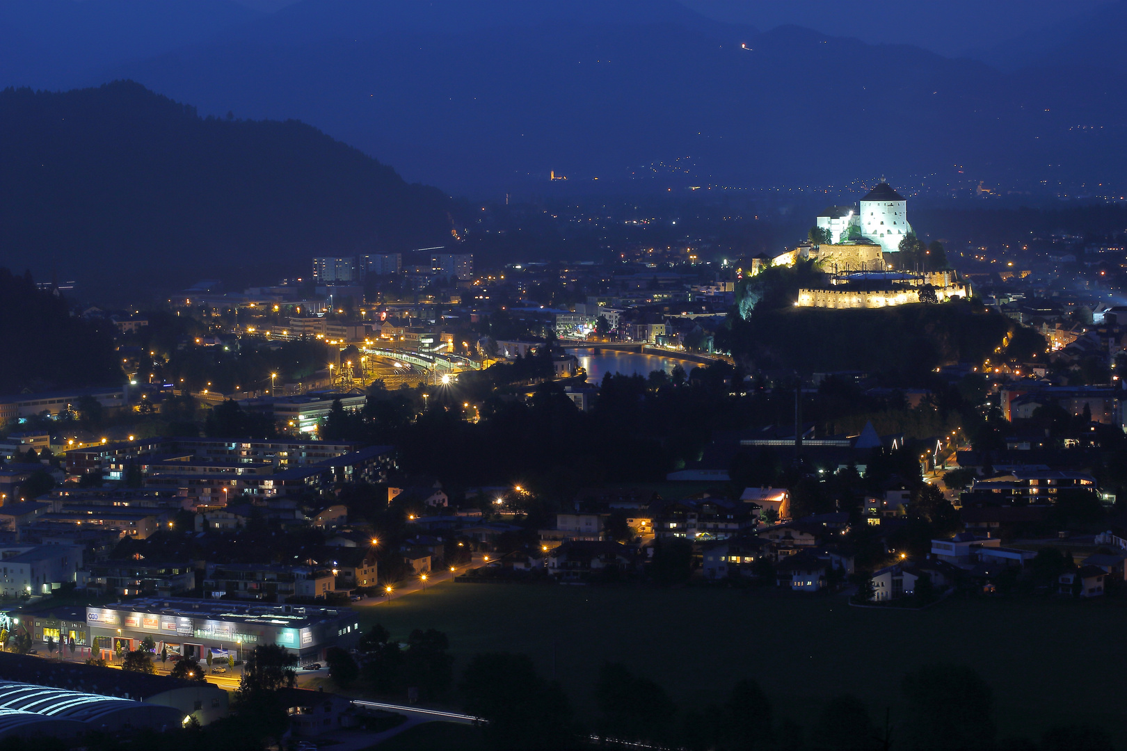Stadt Kufstein (Tirol) zur blauen Stunde