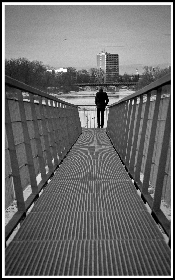 Stadt, Land, Fluss und Mensch