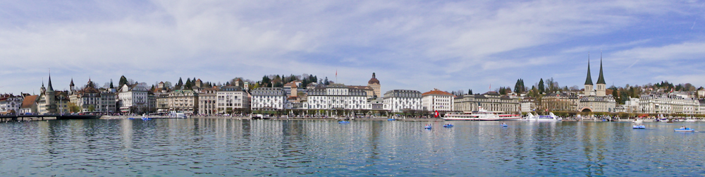 Stadt Luzern mit Hotel Schweizerhof und Hofkirche