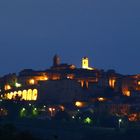 Stadt mit Abendbeleuchtung in der Marche