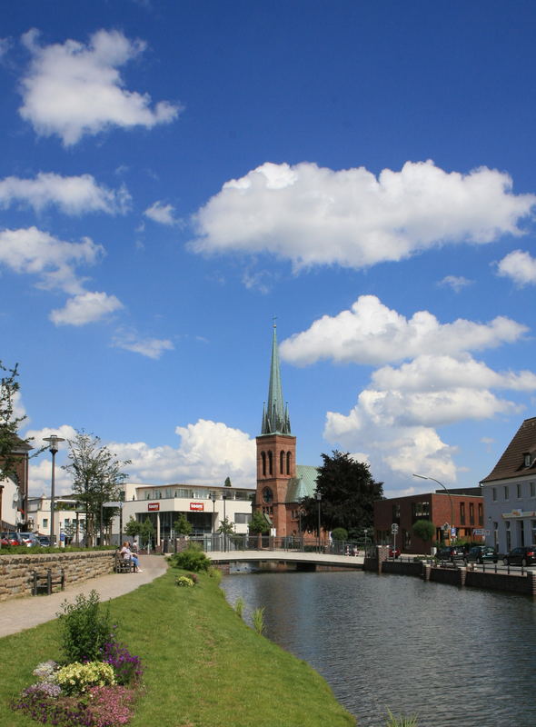 Stadt mit Wasserwall