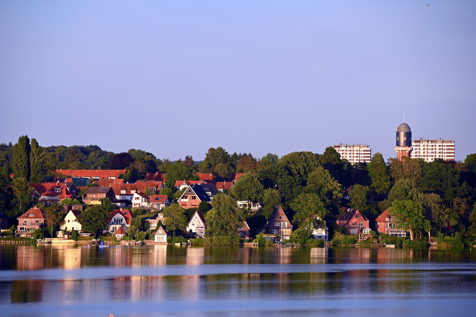 Stadt Plön im späten Sonnenlicht