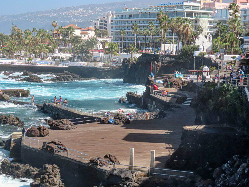 Stadt Puerto de la Cruz mit dem Atlantik