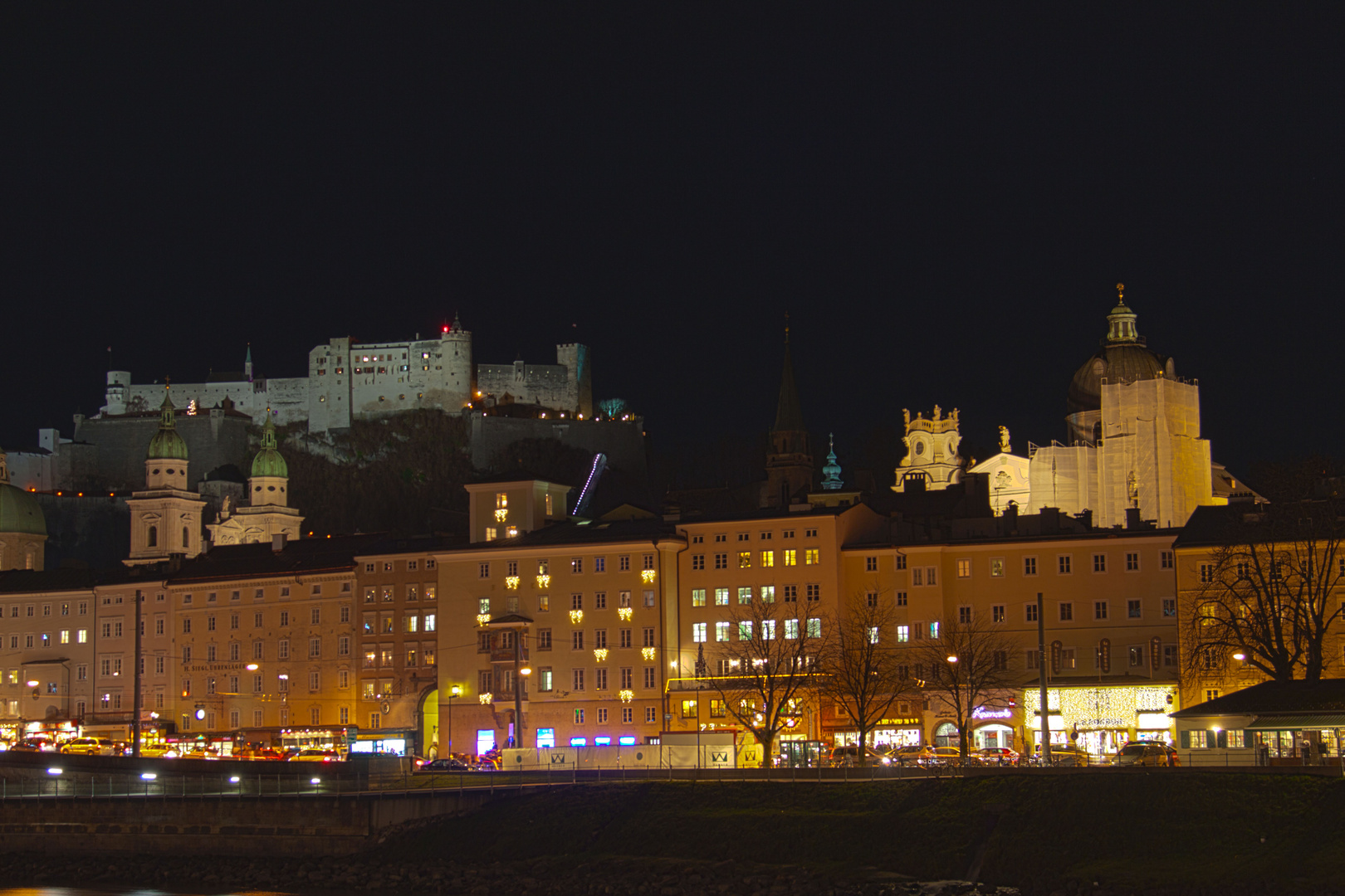 Stadt Salzburg bei Nacht