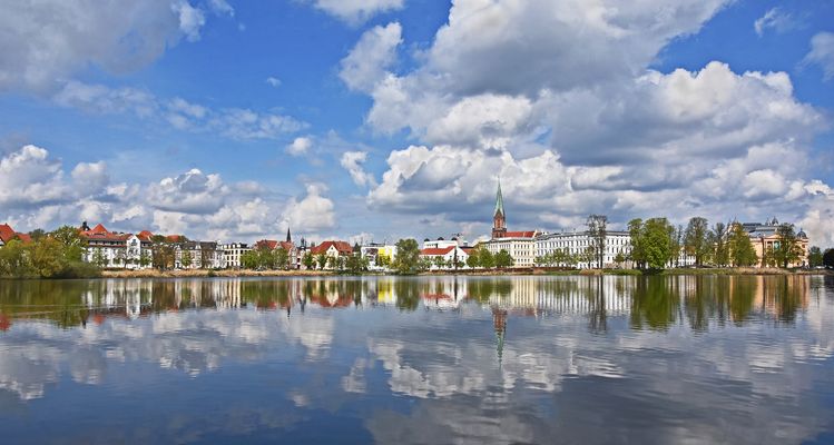 Stadt Schwerin und die Spiegelung im Burgsee....