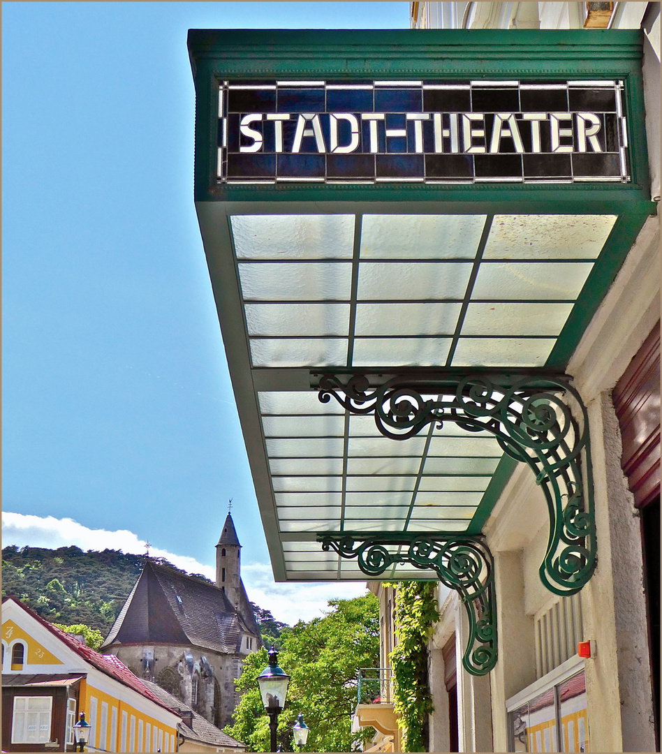 Stadt-Theater samt "Stadt-Kulisse" im Hintergrund