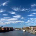 Stadt und Fluß mit Wolkenschauspiel