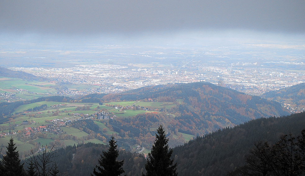 Stadt unter Wolken