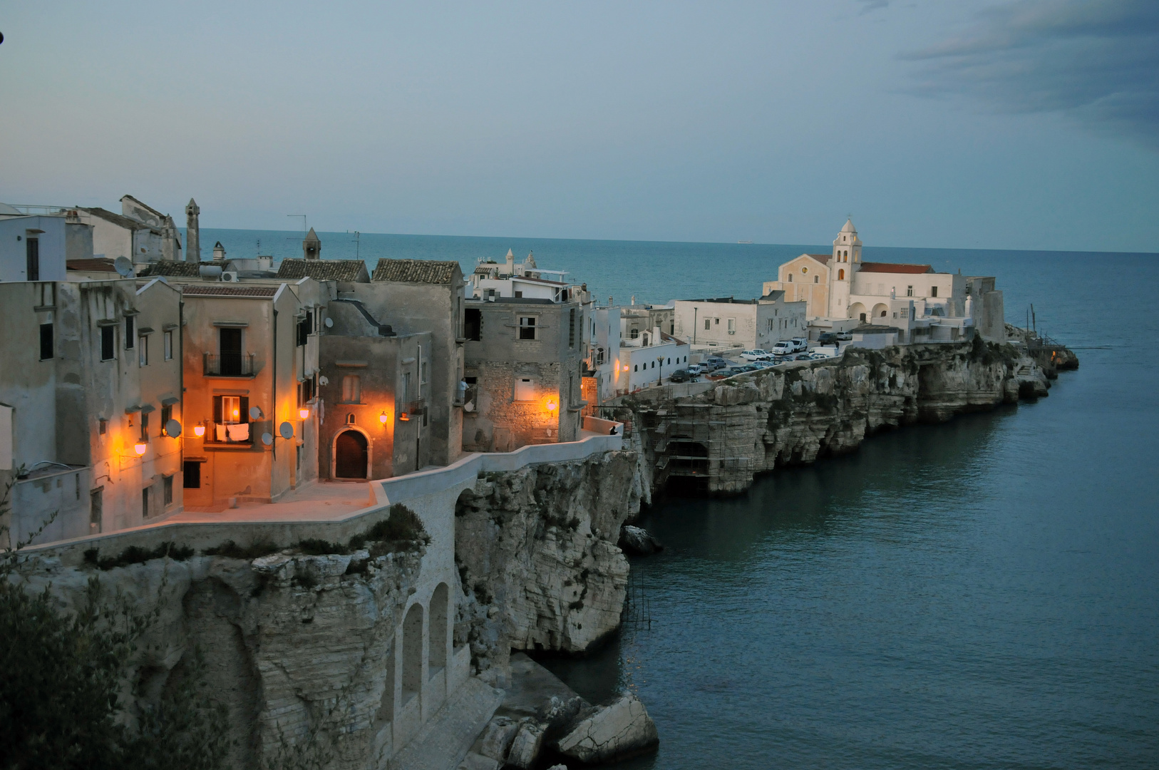 Stadt Vieste im Gargano am Abend