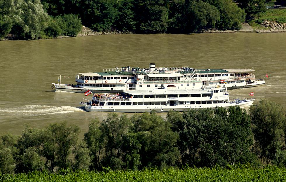 . . „Stadt Wien . . liegt in Tulln . . vor Anker“. .