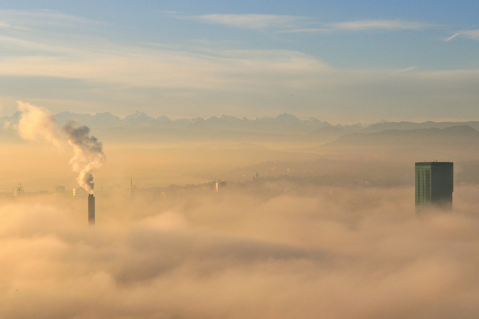 Stadt Zürich im Morgennebel