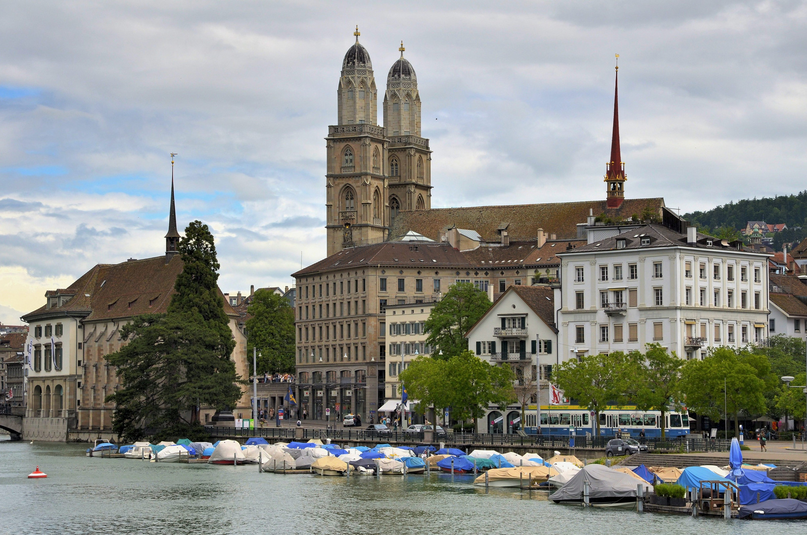 Stadt Zürich mit Limmat, Wasserkirche und Grossmünster