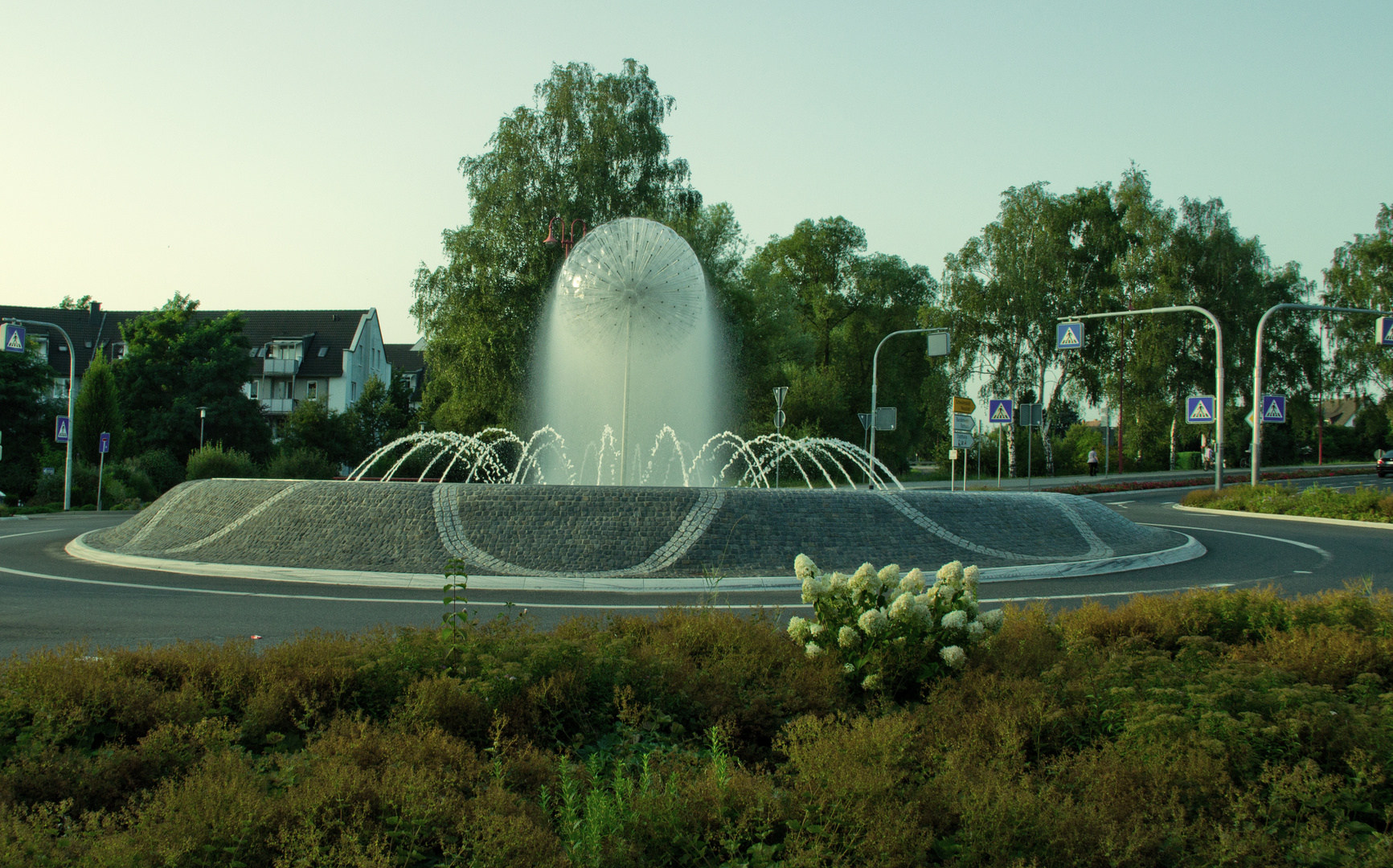 Stadtallendorf: Kreisel ( Pusteblume )