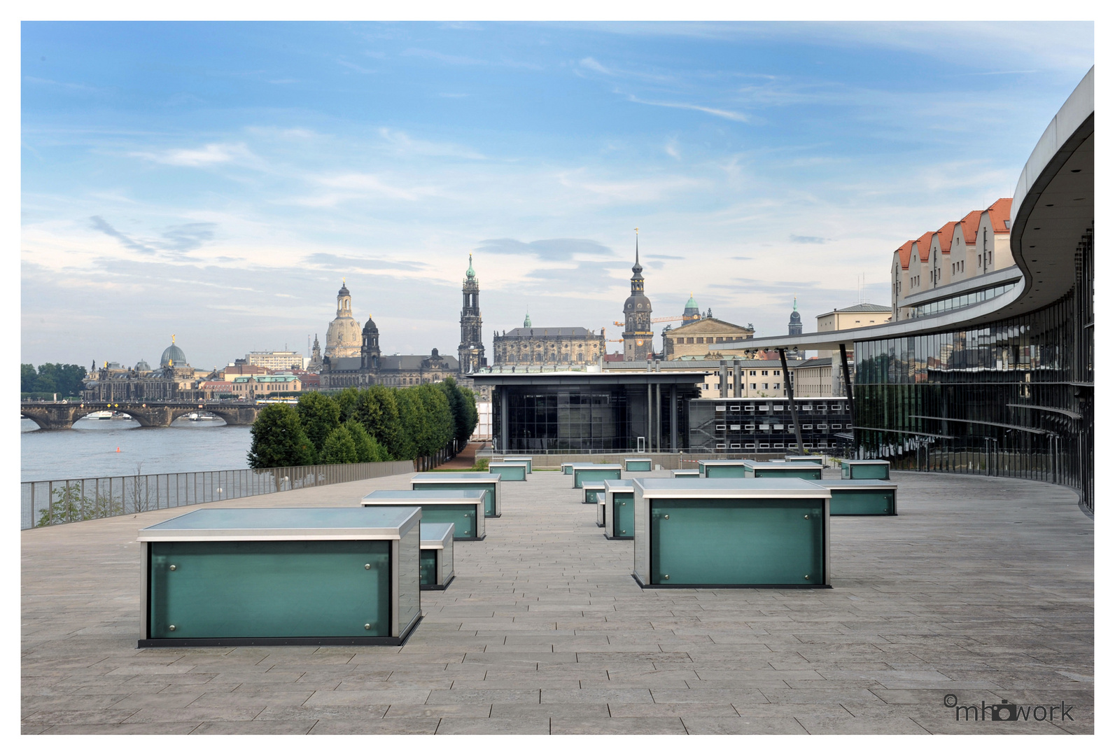 stadtansicht mit grünen lichtboxen