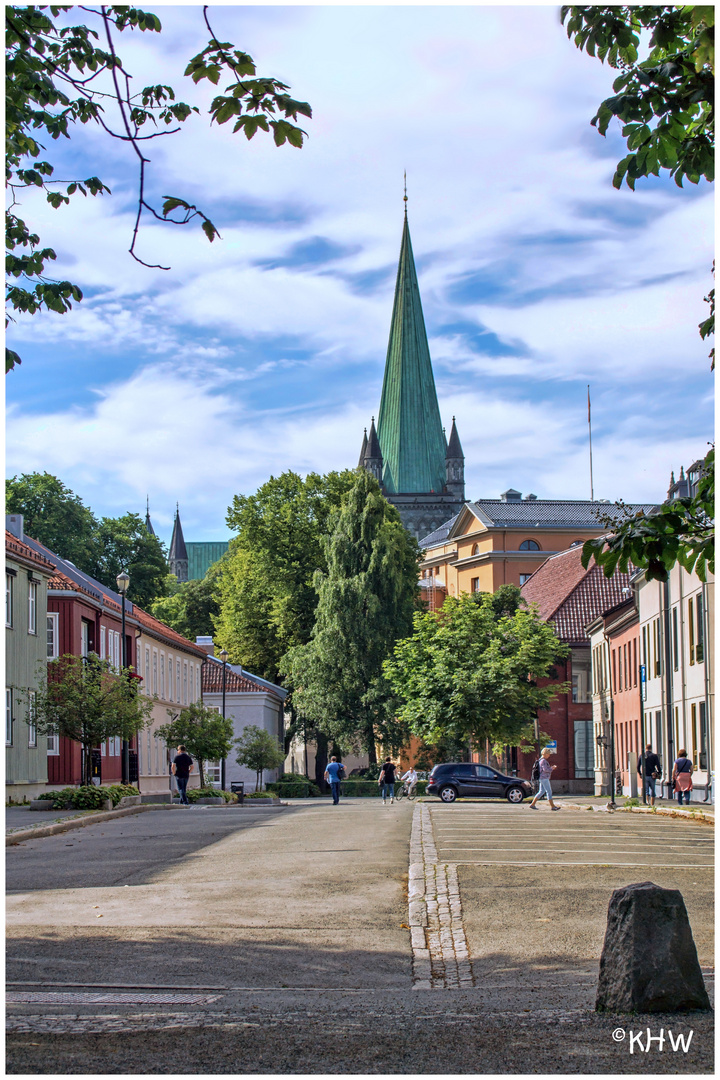 Stadtansicht mit Nidarosdom in Trondheim (Norwegen)