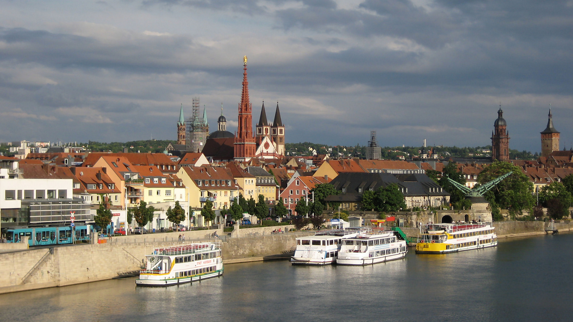 Stadtansicht von Würzburg am Abend vor Sonnenuntergang