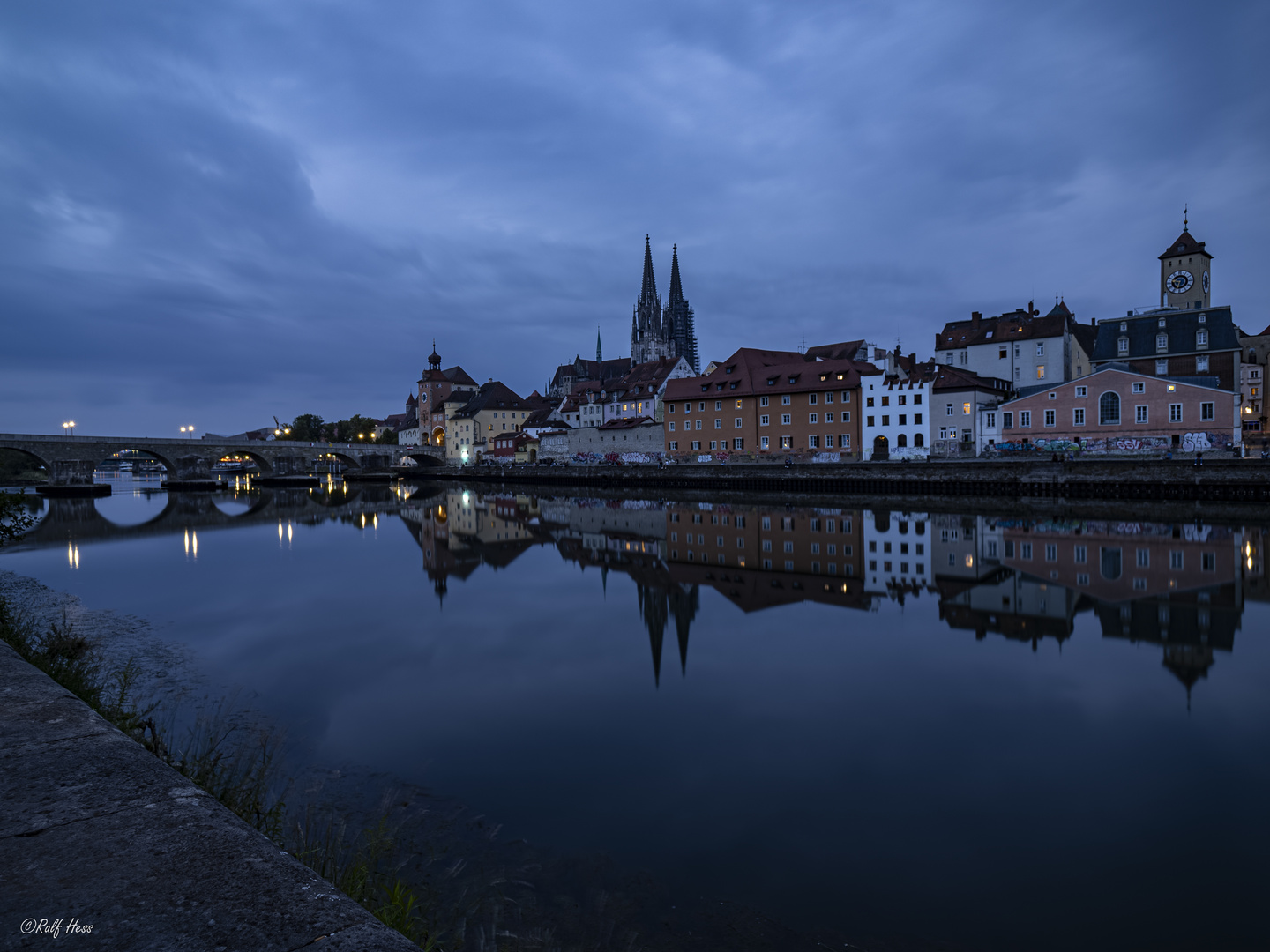 Stadtansicht zur blauen Stunde