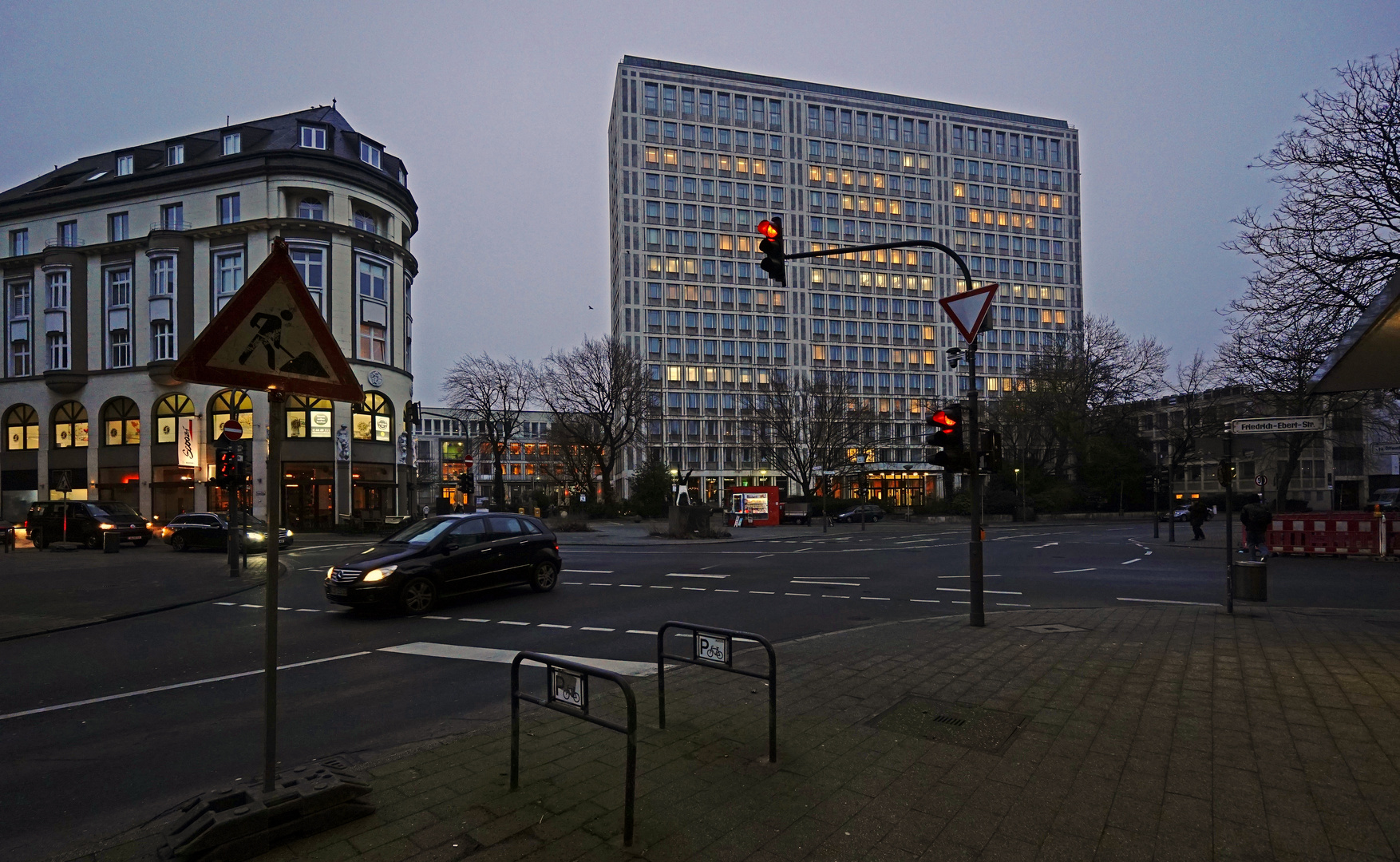 Stadtansichten - Glanzstoff / Tejin Haus