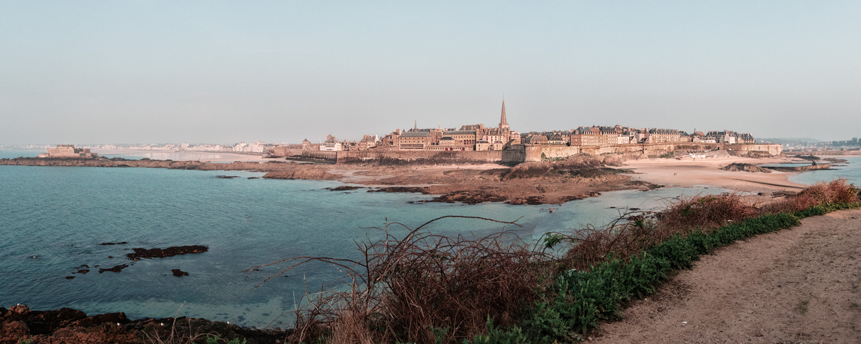 Stadtbild von Saint-Malo bei Ebbe