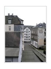 Stadtbild Wuppertal 50 (vista, a passage, a cityscape with windows seen from a moving train)