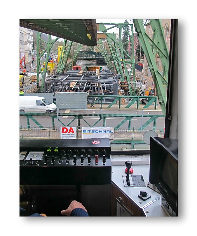 Stadtbild Wuppertal 71 ... Baustelle (Schwebebahn-Haltestelle Landgericht) 12.01, 2011